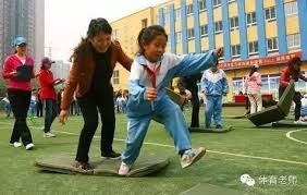 中国站F1大赛车｜ 法拉利车队里程碑一战 汉密尔顿首夺冲刺赛冠军