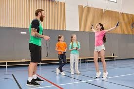 小宝麦迪撞胸致意 这波互动看着就超痛