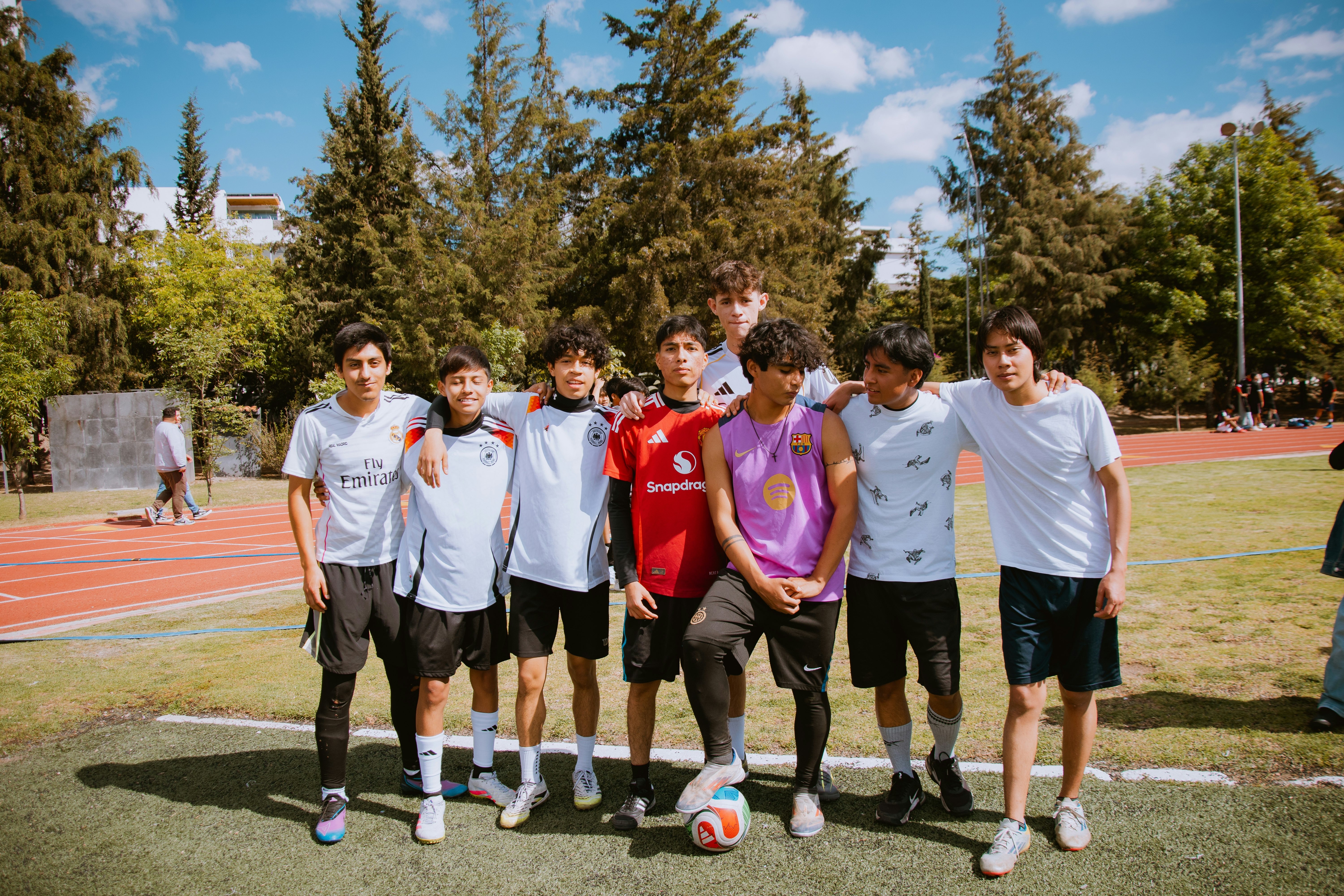 苏翊鸣在2025-2026赛季国际雪联单板滑雪世界杯北京站夺冠，以181.00分刷新个人最佳，连续完成三个1980度空翻，展现卓越实力。